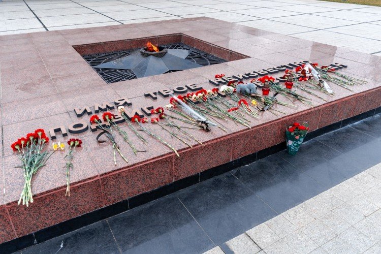 цветы лежат около Вечного огня