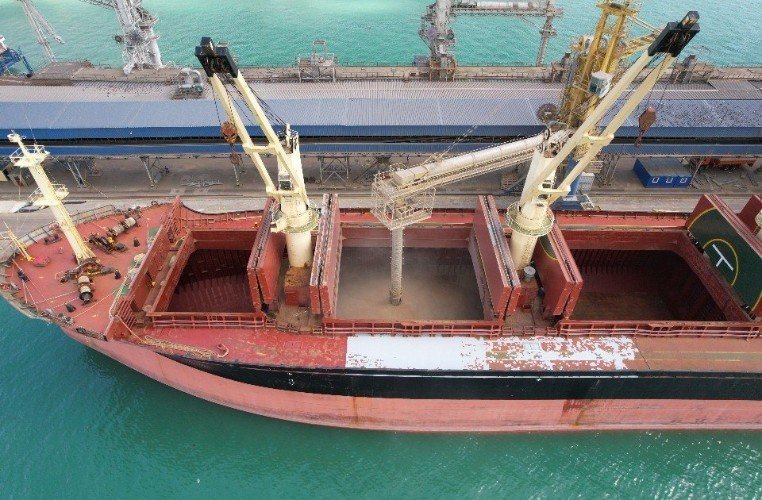 Судно в порту Краснодарского края готовится принять груз