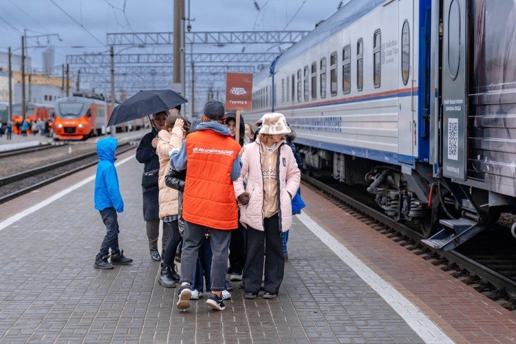 люди стоят на перроне