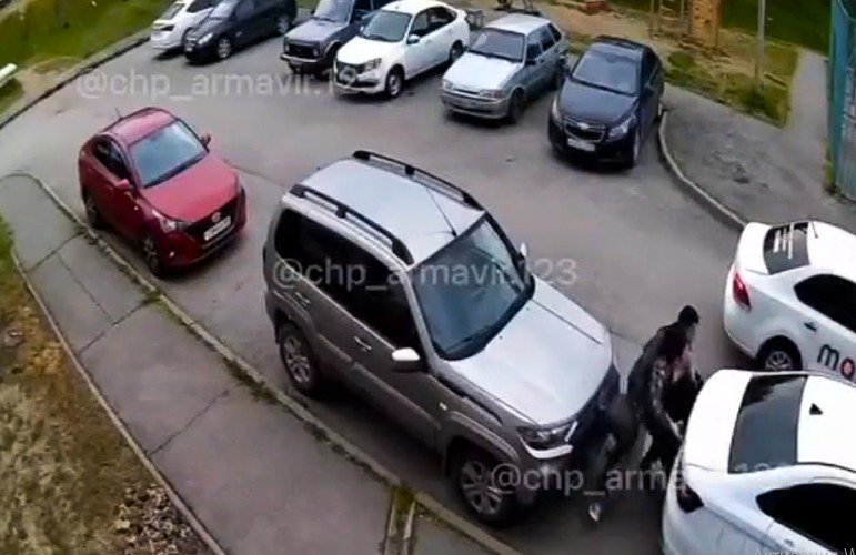 Похищение девушки средь бела дня попало на камеры в Армавире: уголовного дела не будет