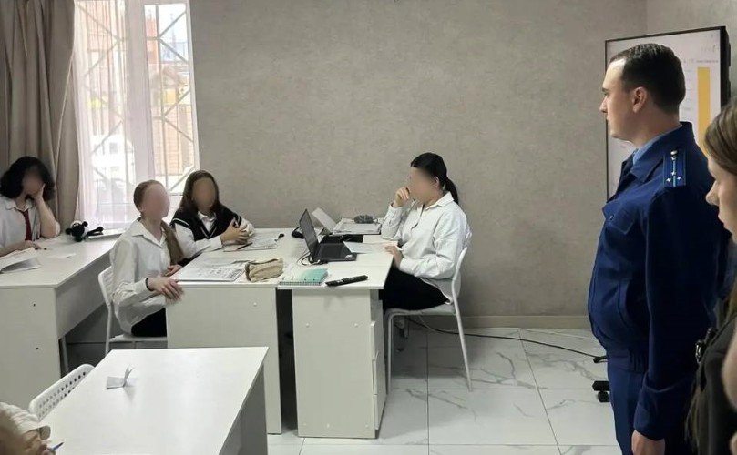 дети сидят в классе