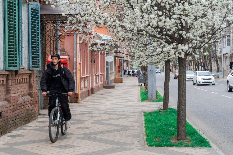 курьер едет на велосипеде
