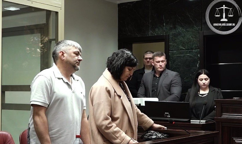 Яроцкий  стоит в зале суда
