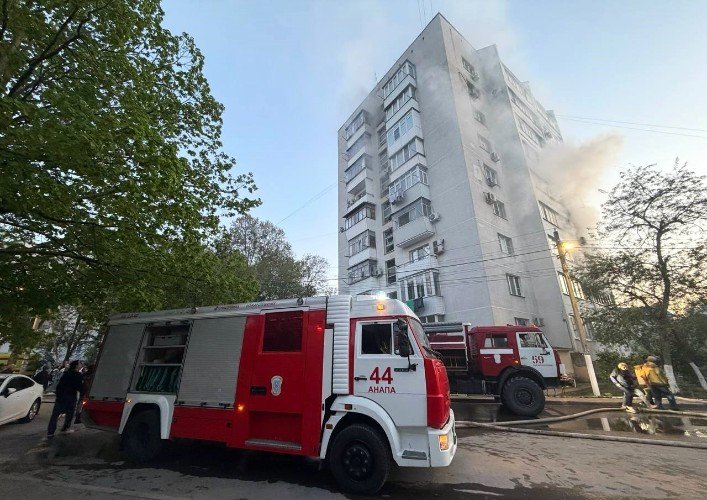 Пожарные спасли 53 человека из многоквартирного дома в Анапе