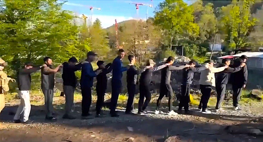 мигранты идут друг за другом