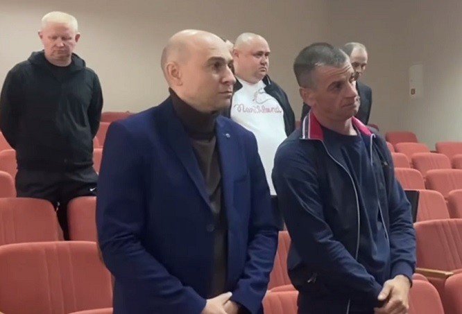 Сотрудники ДРСУ в зале суда