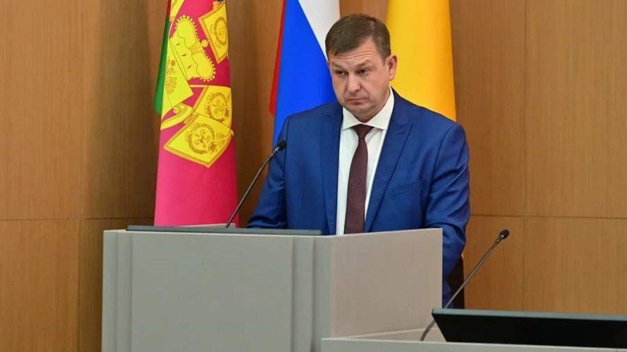 Карагодин стоит за трибуной