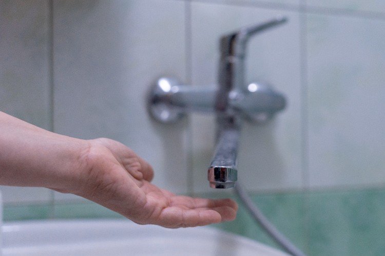 Катастрофическую ситуацию с горячей водой в Ейске объяснил чиновник администрации