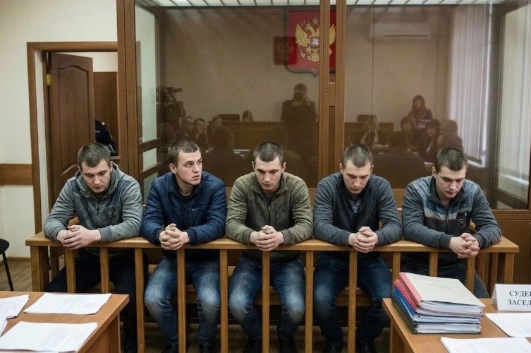 пятеро сидят в зале суда