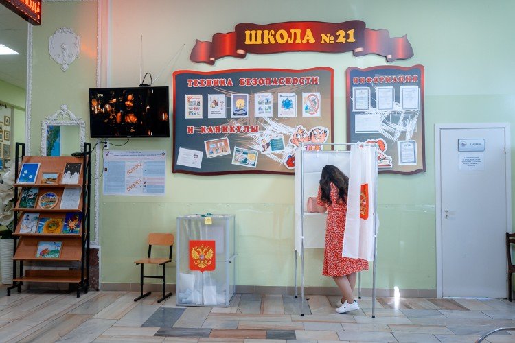 женщина голосует