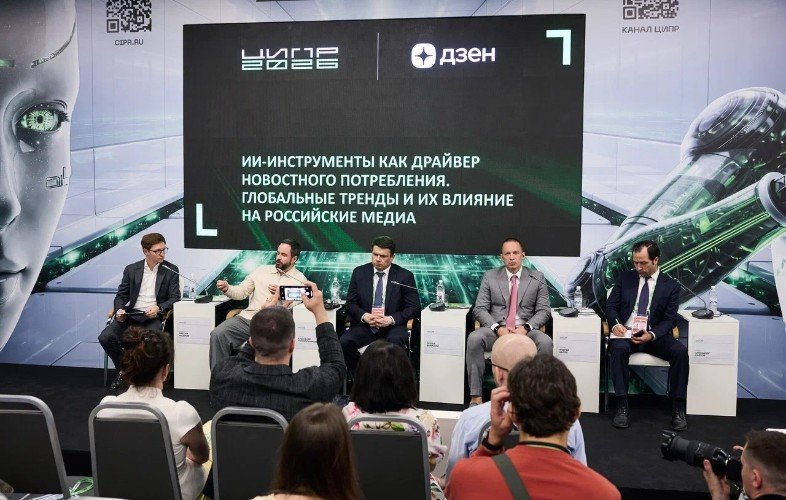 люди сидят в зале
