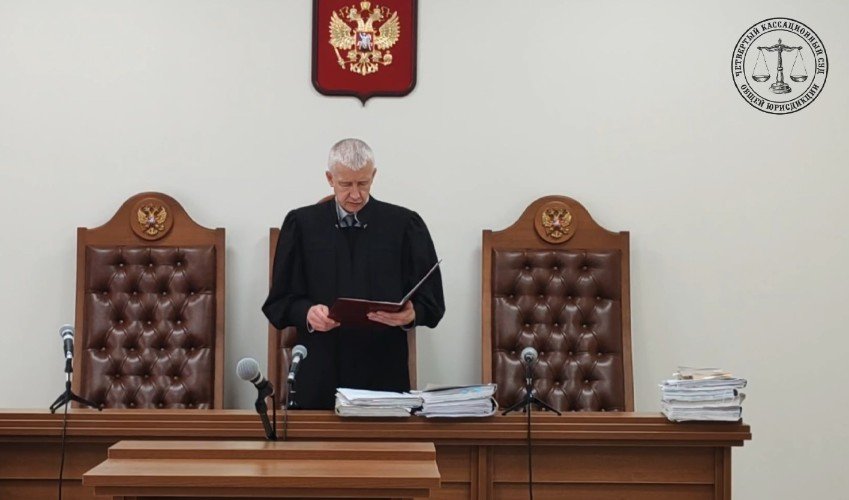 судья стоит за столом