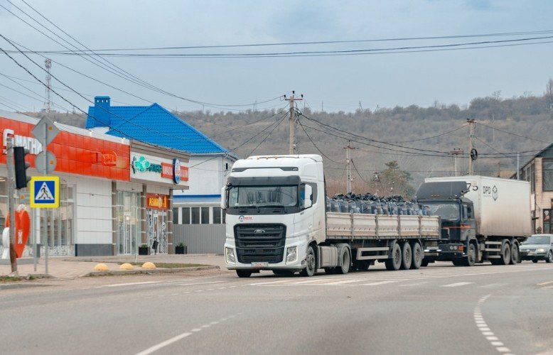 фуры стоят на дороге