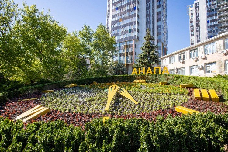 Цветочные часы заработали после ремонта в Анапе