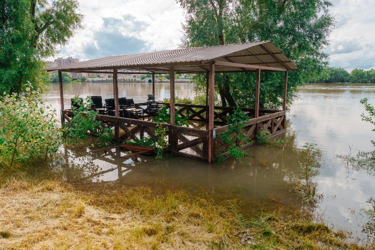 беседка стоит в воде