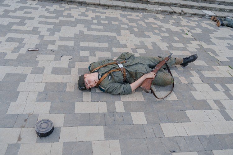 человек лежит на земле