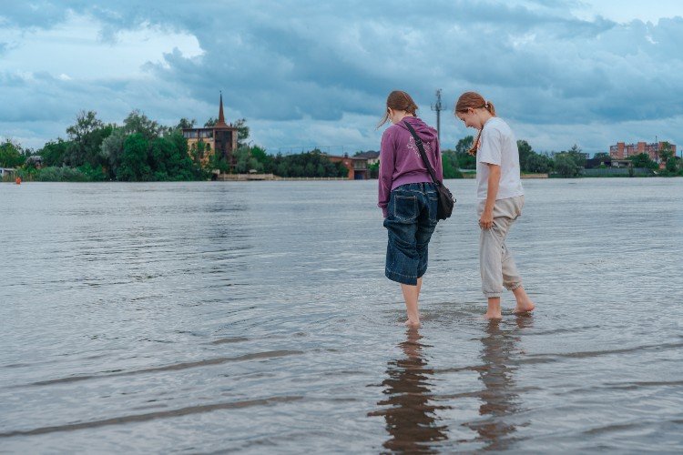 Девушки ходят по воде