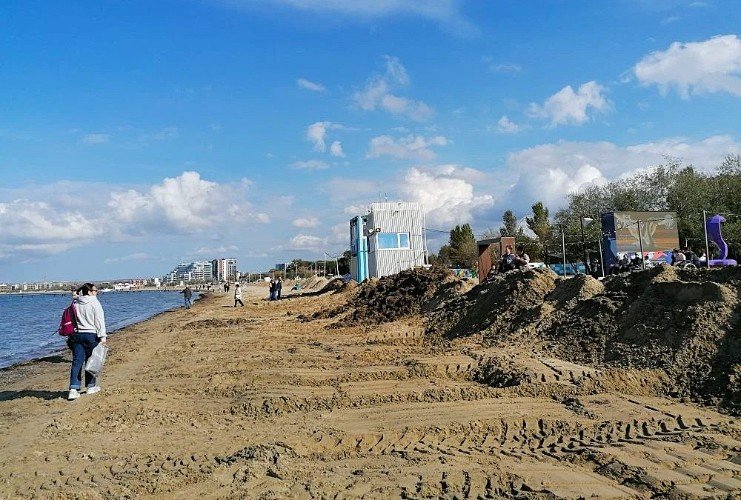 женщина идет по пляжу