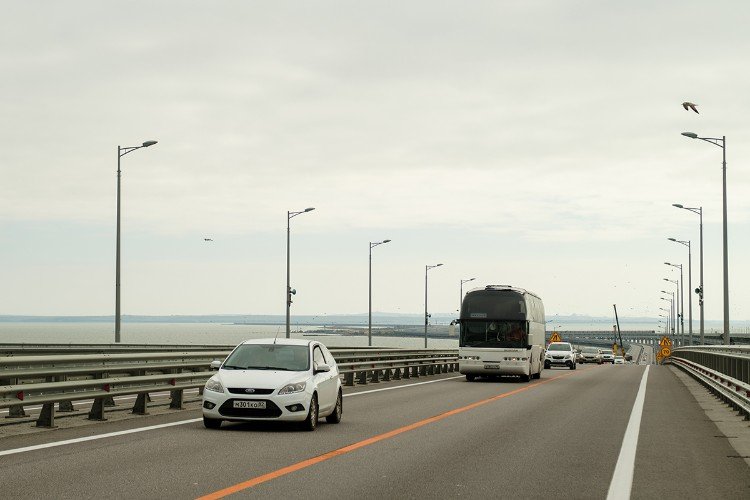 Что происходит у Крымского моста: около 800 авто ждут разрешение на проезд