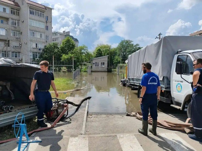 Службы Краснодара не справляются с подтоплениями: воду откачали с Московской и Домбайской, но заявки поступают