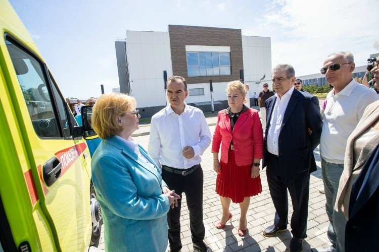 Патрушев, губернатор и мэр Анапы стоят около машмны
