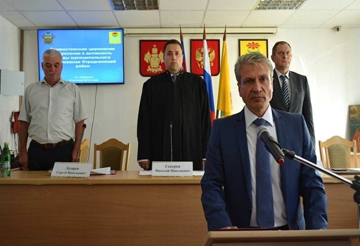 Волненко стоит у микрофона