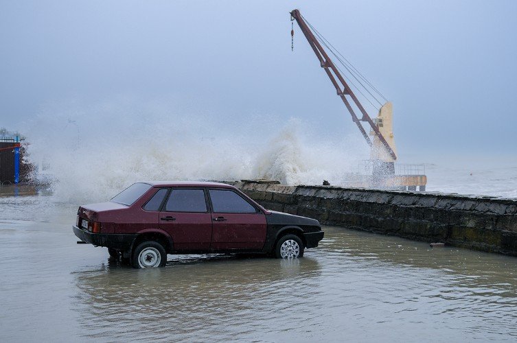 автос тоит около моря