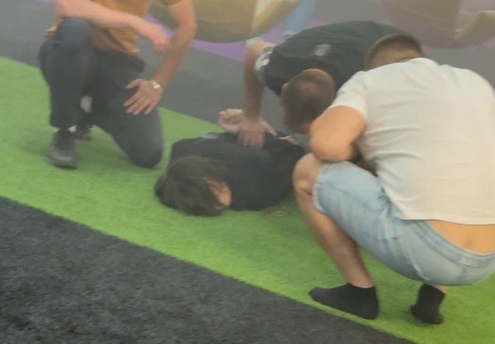 В ТЦ Краснодара 19-летний парень напал на людей: есть погибшая и раненые