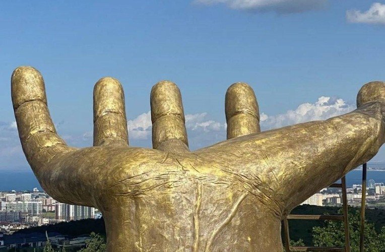арт-объект "золотая рука" в Анапе