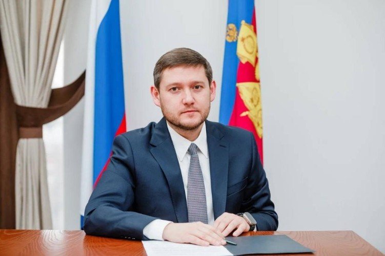 Алексей Юртаев сидит за столом
