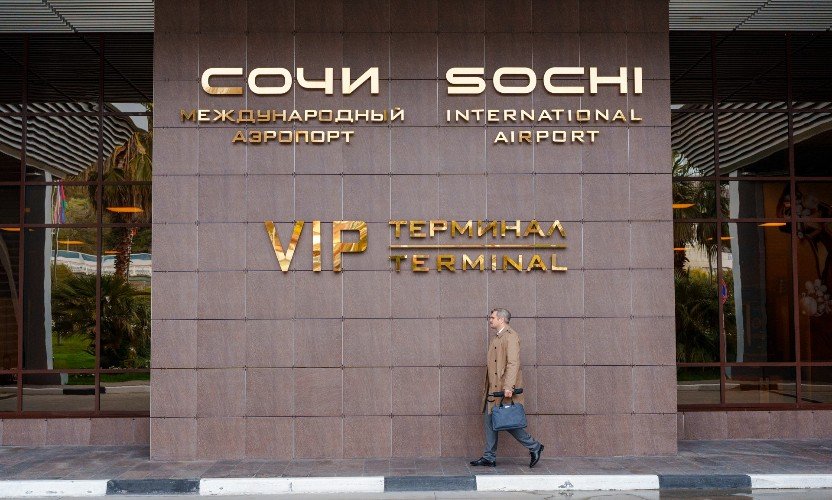 мужчина идет в терминал аэропорта