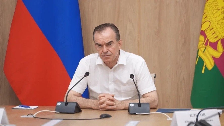 губернатор Кондратьев сидит за столом