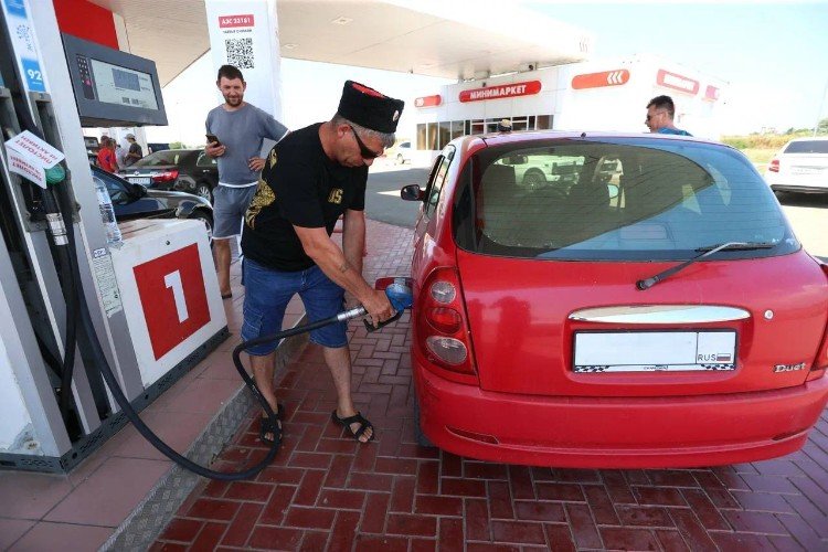 казак заправляет авто