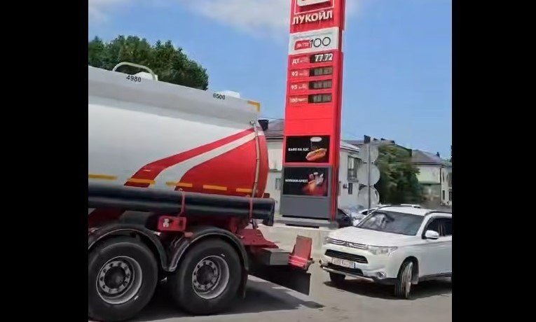 Водители заблокировали бензовоз в Новороссийске с требованиями дать им заправиться