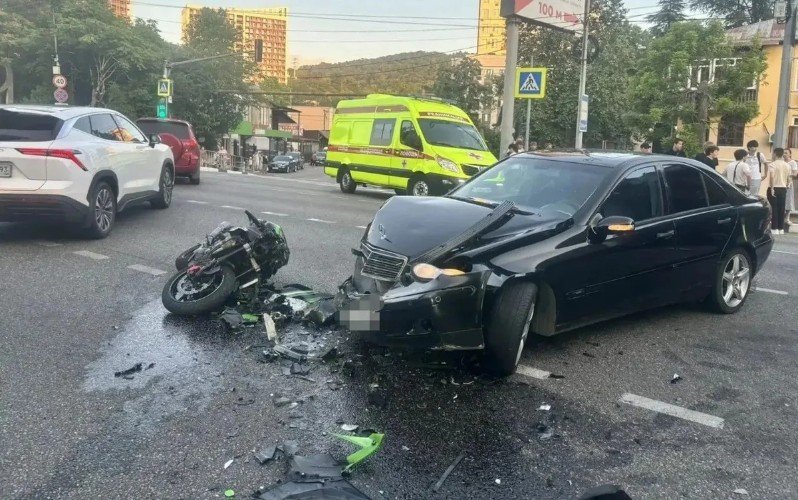 Мотоциклист погиб после столкновения с Mercedes в Дагомысе