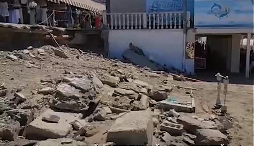 Туристы в шоке от разрушенной набережной у пляжа в Джубге