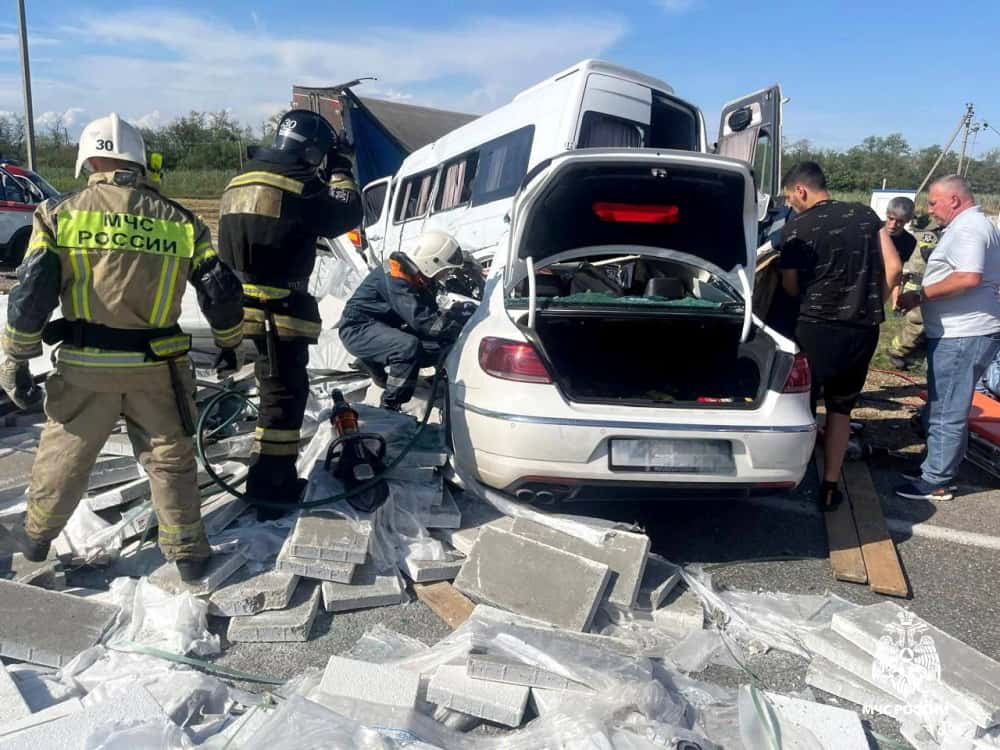 Из больницы выписали всех пострадавших в страшной аварии с микроавтобусом под Армавиром