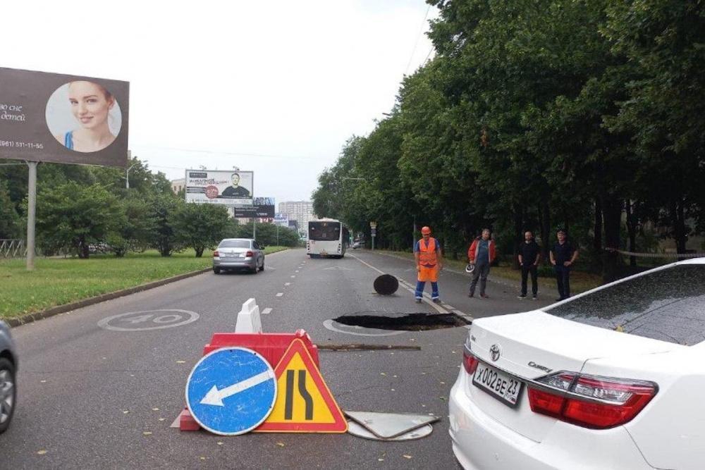 Большая яма образовалась посреди дороги на улице Тургенева в Краснодаре