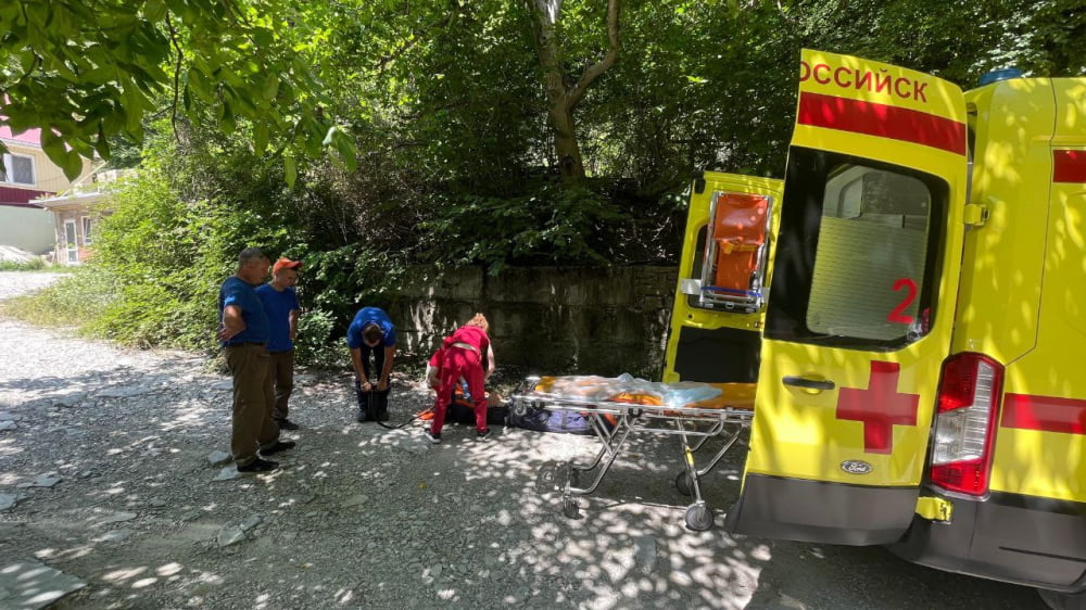 Спасатели вынесли туриста со склона горы на водопадах в Новороссийске