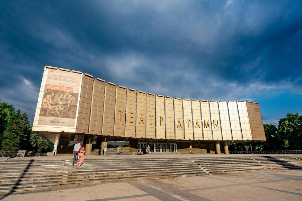 Женщины Краснодара и Сочи отправятся в театр в вечерних нарядах и шляпках