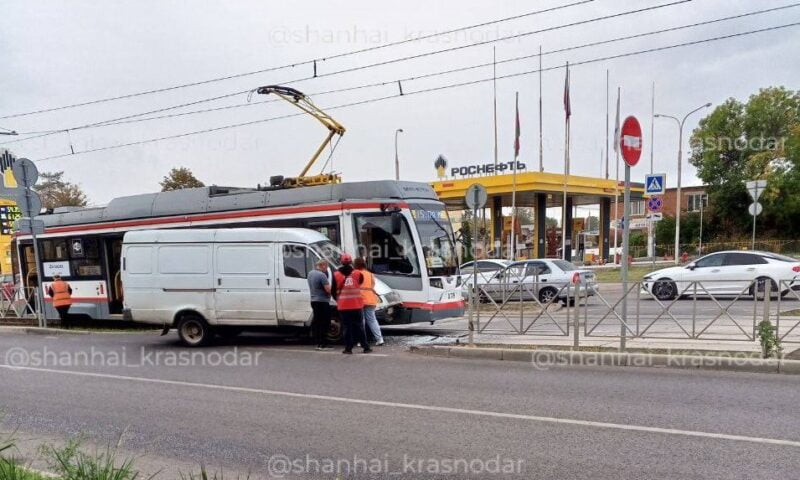 «Газель» протаранила трамвай с пассажирами в Краснодаре