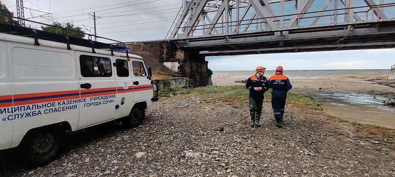 В Сочи четвертый день идут поиски унесенных в море туристов