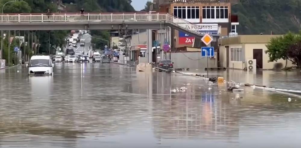 Трасса Джубга-Сочи ушла под воду после ливня