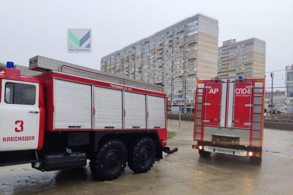 Движение по подтопленной улице Московской в Краснодаре приостановлено