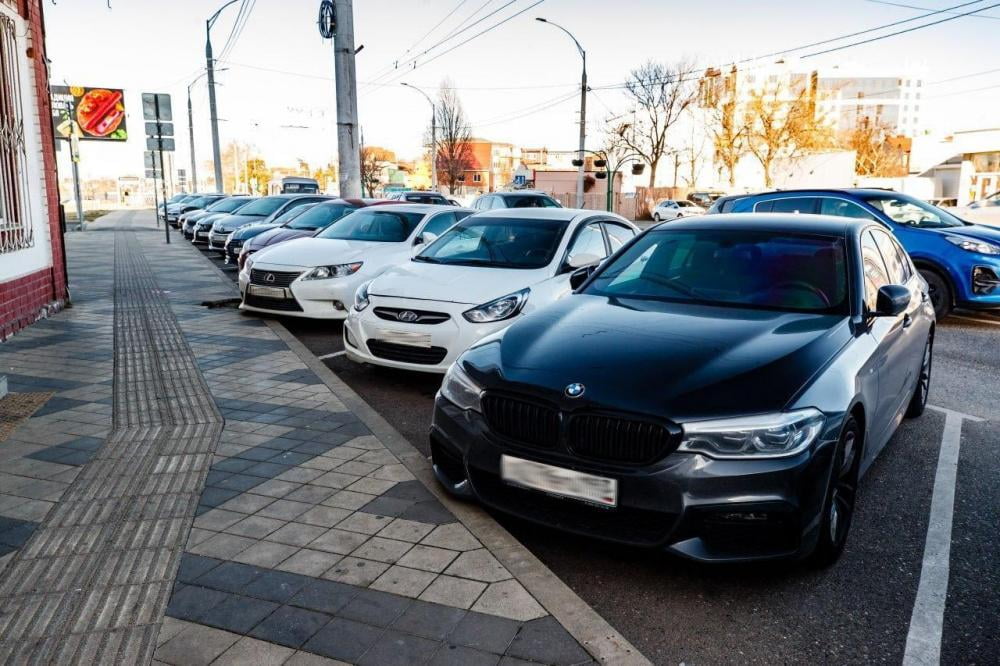 На муниципальных парковках Краснодара начали очищать автомобильные номера от посторонних предметов