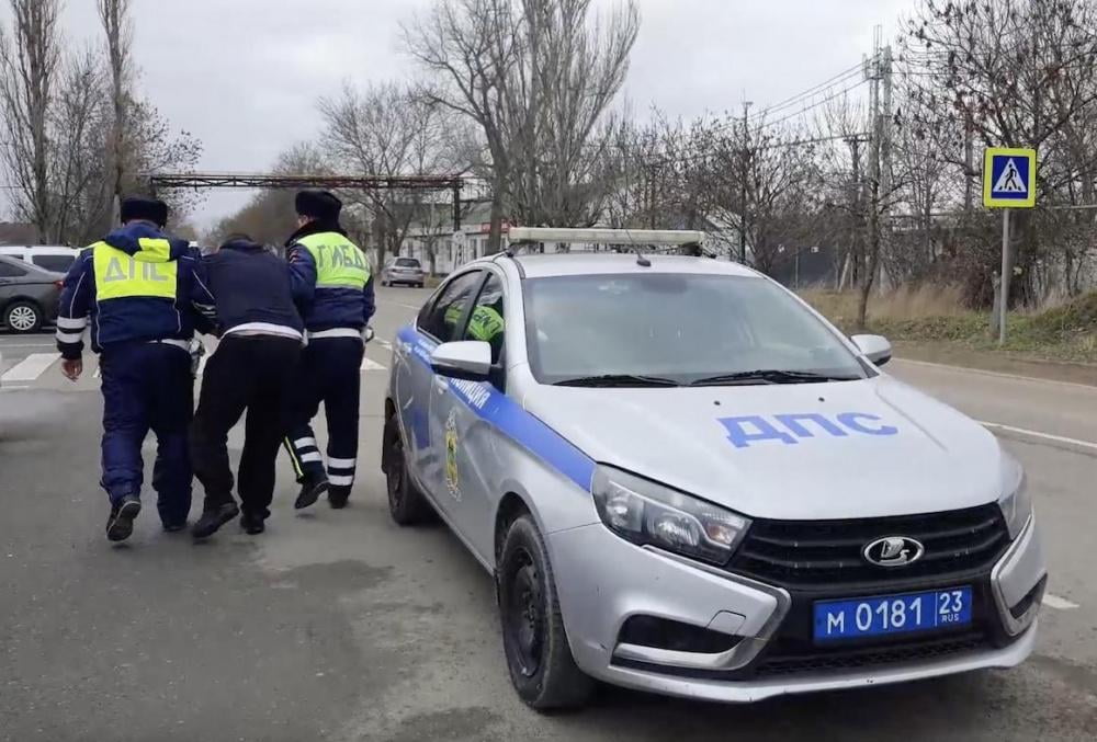 На Кубани пьяный автоугонщик хотел залезть в чужой дом, удирая от полиции