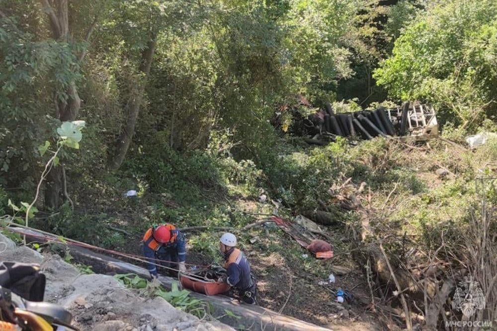 Фура опрокинулась в обрыв на трассе в Сочи, водитель скончался