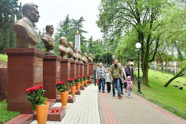 Новая памятная аллея ко Дню Победы появилась в Сочи