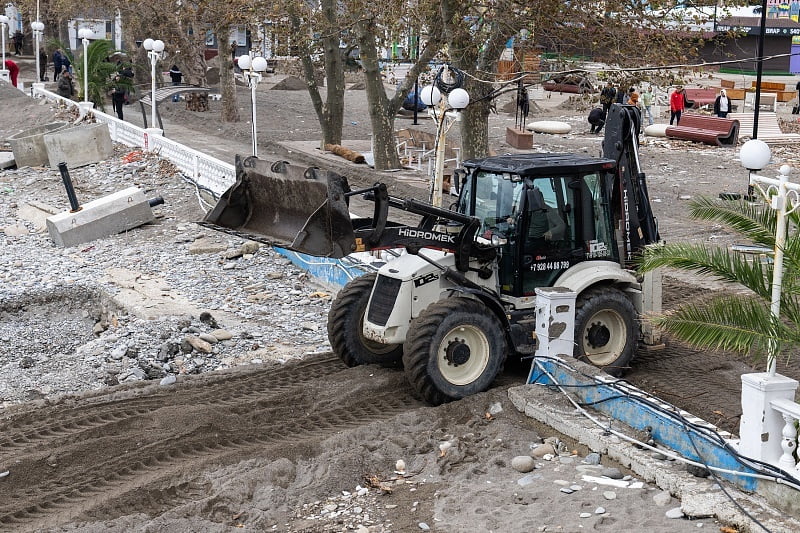 Число ликвидаторов последствий мегашторма увеличено до 3,5 тысяч человек в Сочи