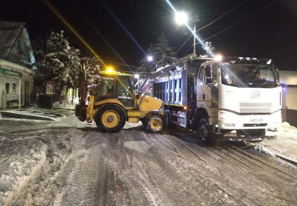 Больше 200 единиц спецтехники обрабатывали дороги Сочи ночью